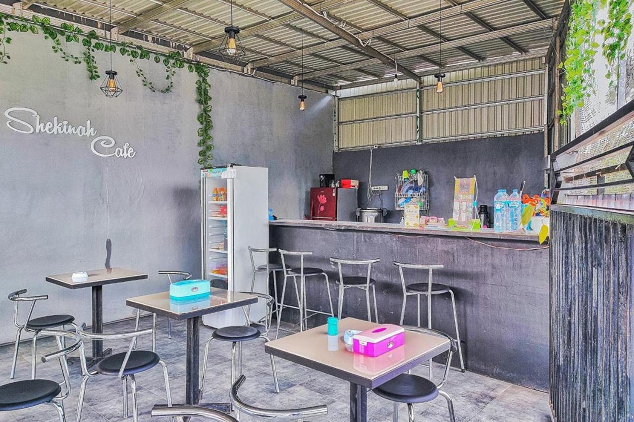 Shekinah Homestay & Cafe Waikabubak Mitra Reddoorz Eksteriør bilde