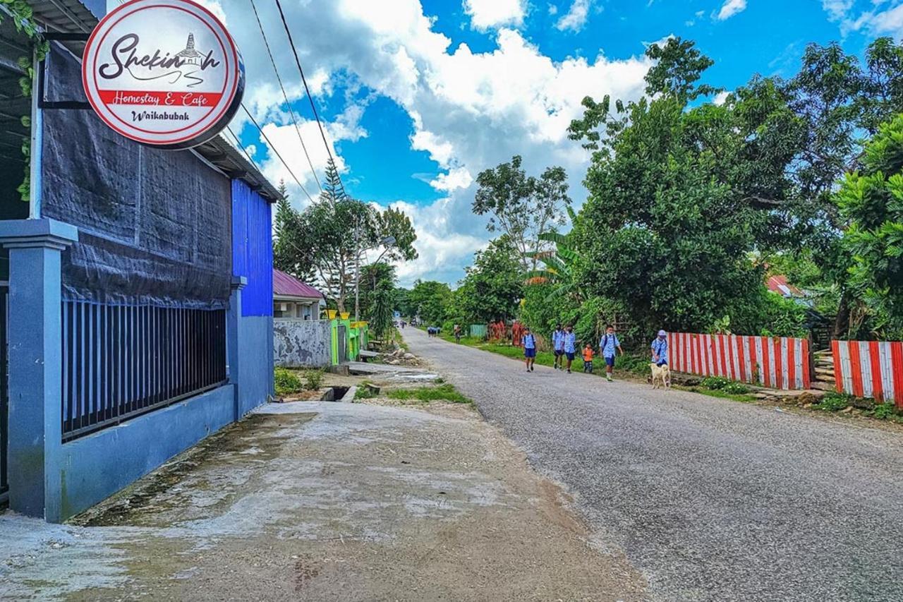 Shekinah Homestay & Cafe Waikabubak Mitra Reddoorz Eksteriør bilde
