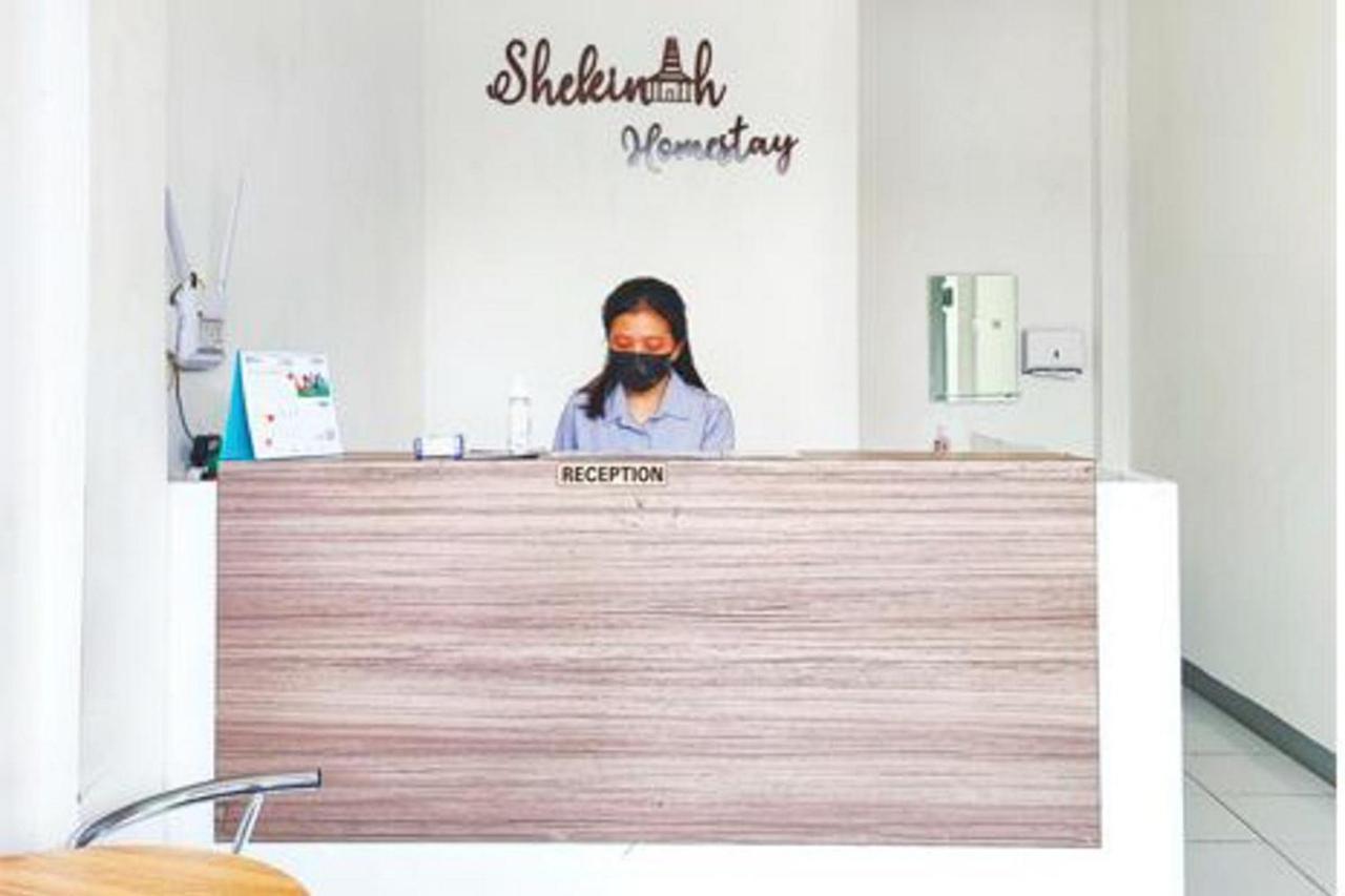 Shekinah Homestay & Cafe Waikabubak Mitra Reddoorz Eksteriør bilde