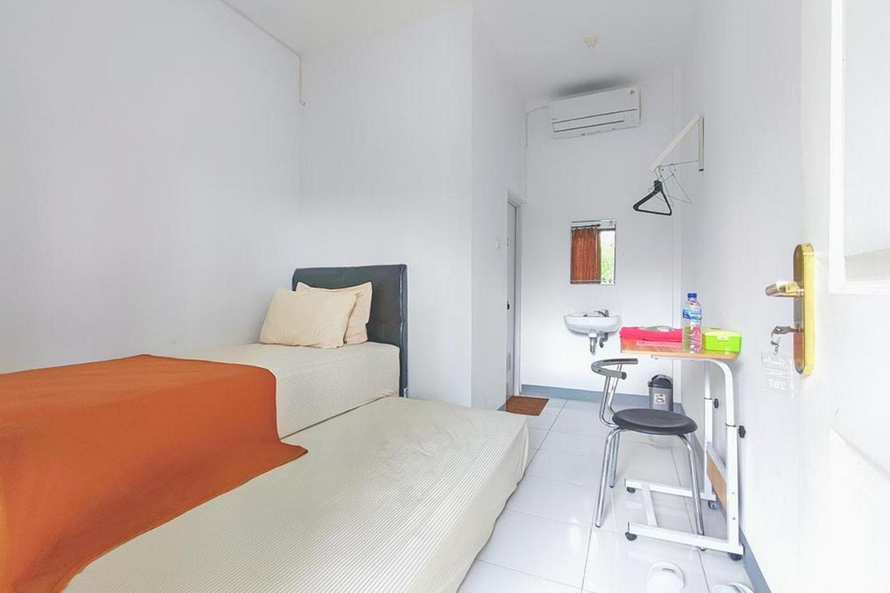 Shekinah Homestay & Cafe Waikabubak Mitra Reddoorz Eksteriør bilde